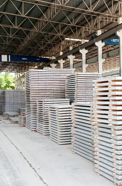 แผ่นพื้นสำเร็จรูปจัดเรียงในโรงงาน พีซีซี โพสเทนชั่น